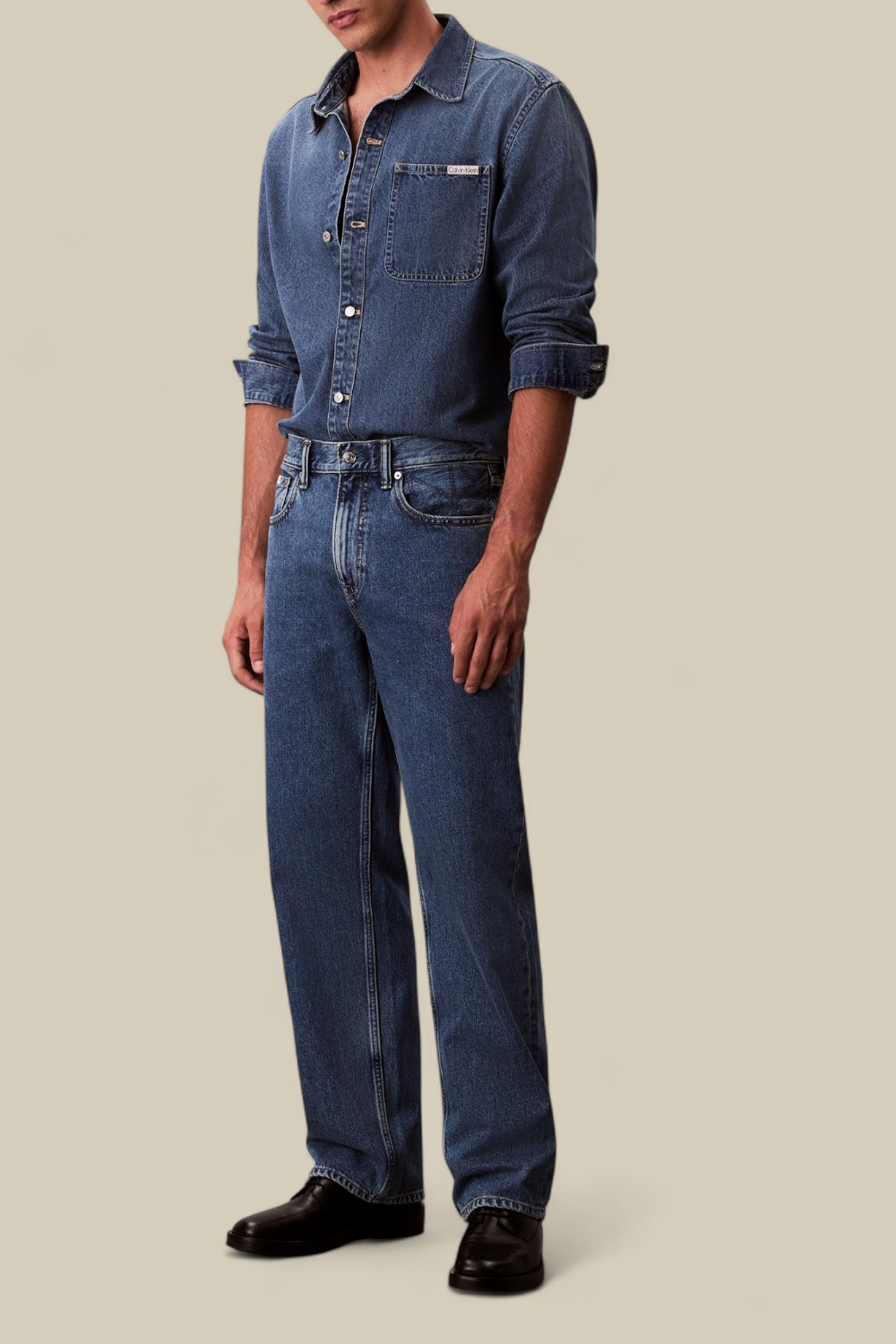 תמונת כל הלוק של מכנסי ג'ינס בגזרה ישרה